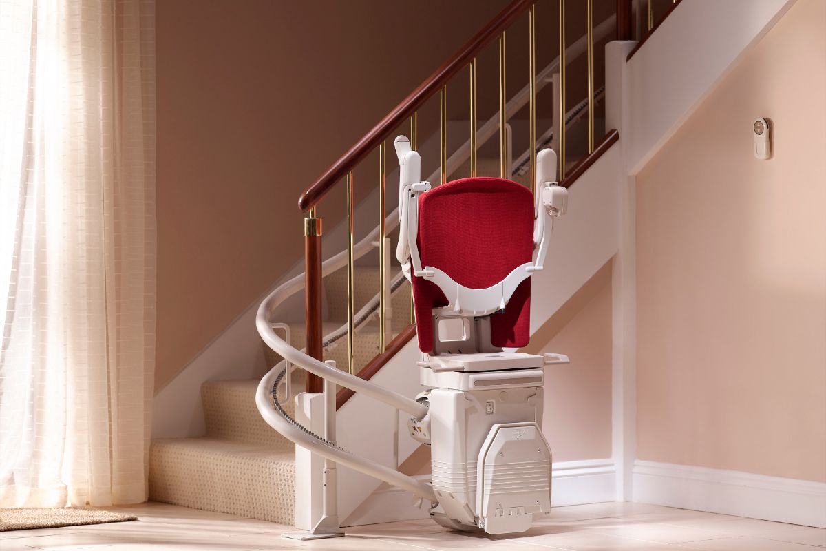 Kompakti ja taitettava porrashissi