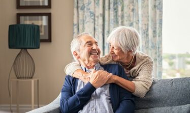 Onnellinen itsenäinen pariskunta kotonaan