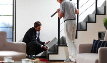 Liikkuvuuden asiantuntija arvioi portaita asiakkaan kotona.